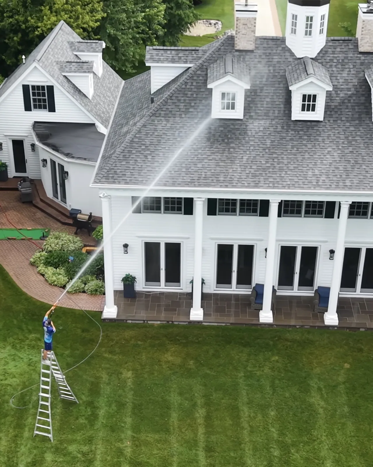 A white colonial being washed, seen from above