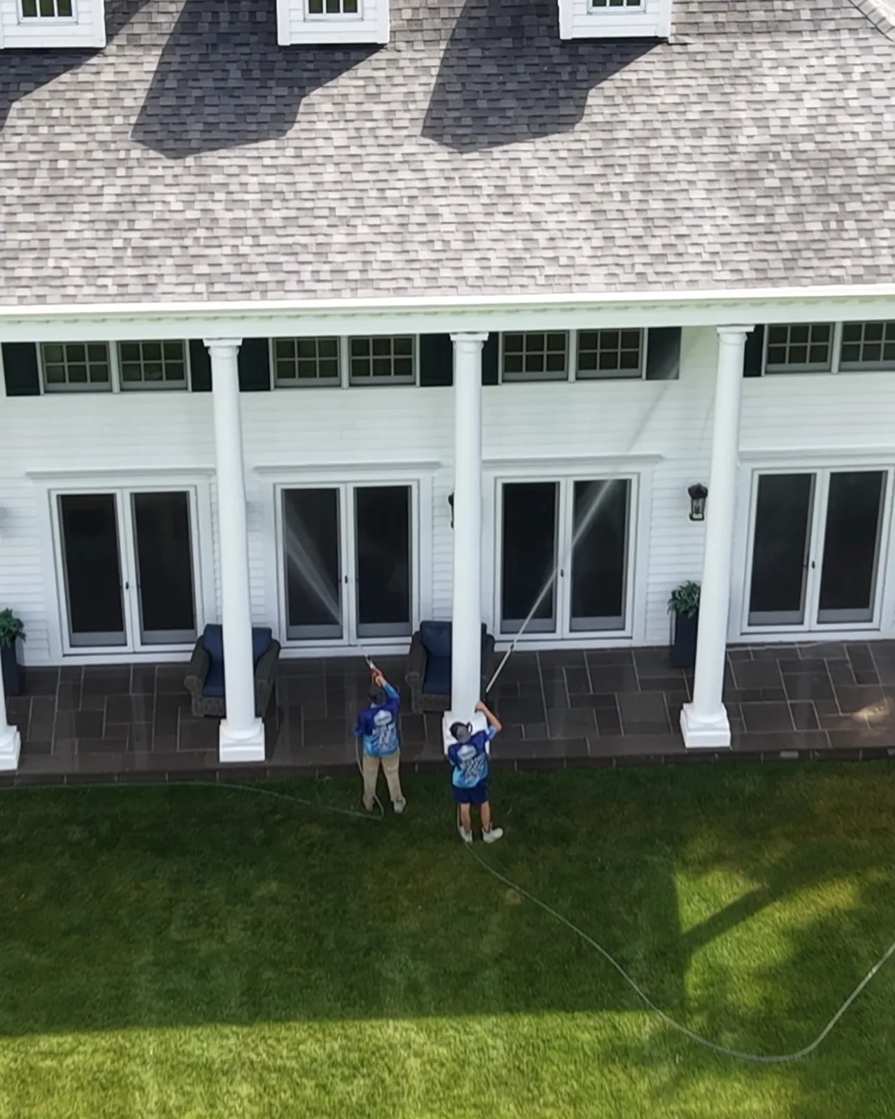 Washing the columns of a white colonial